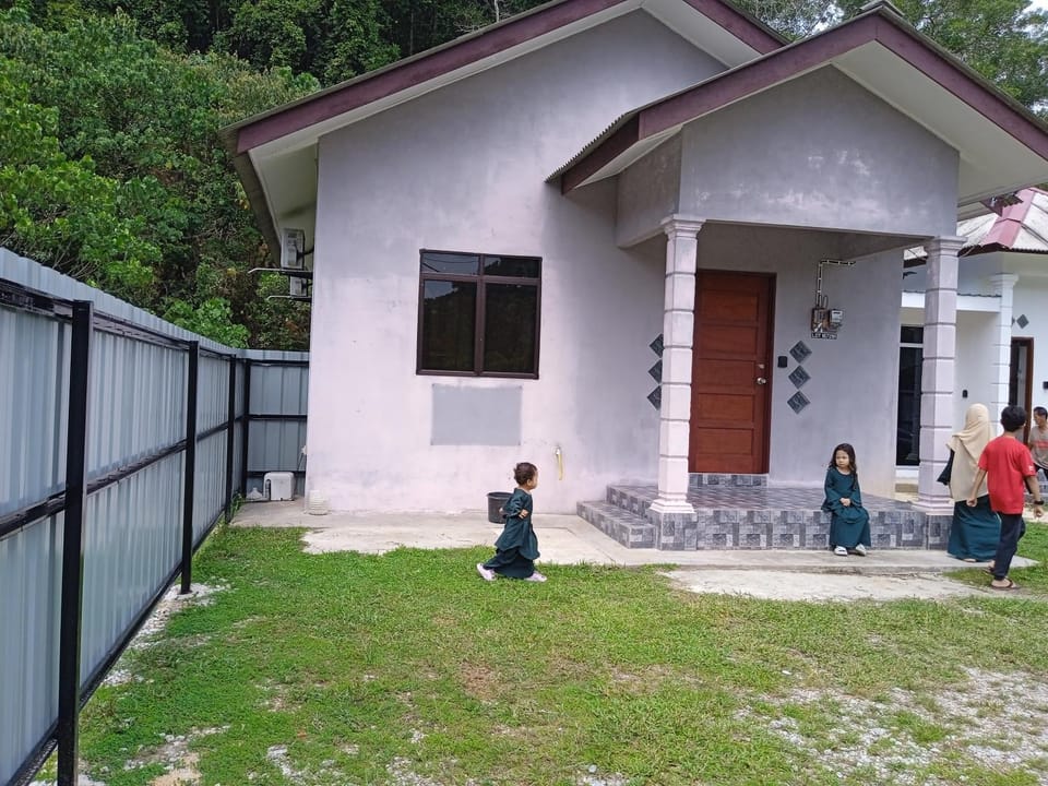Property building, Day, children, group of guests