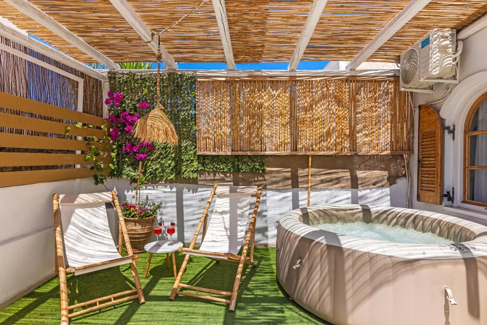 Patio, Day, Hot Tub, Seating area, sunbed