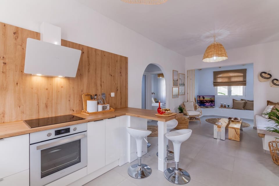 Kitchen or kitchenette, Living room, Seating area, kitchen
