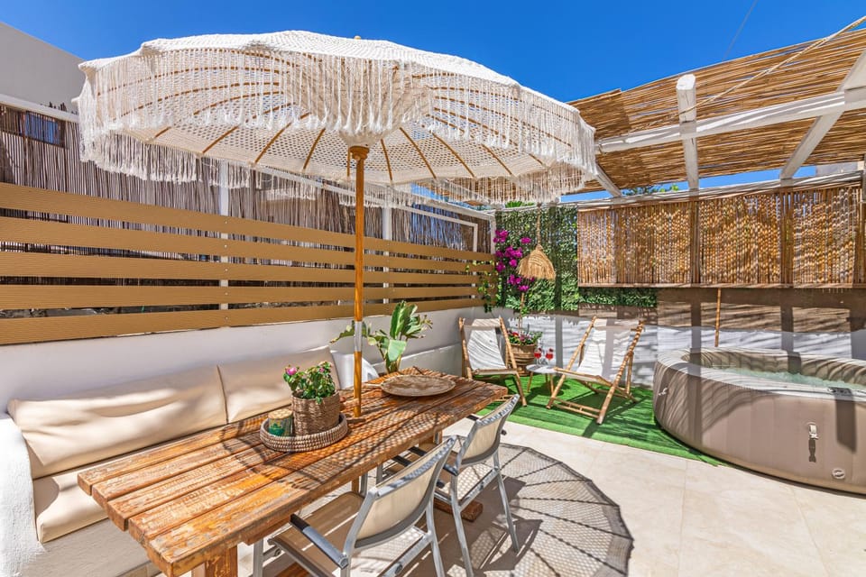Patio, Day, Balcony/Terrace, Seating area, sunbed