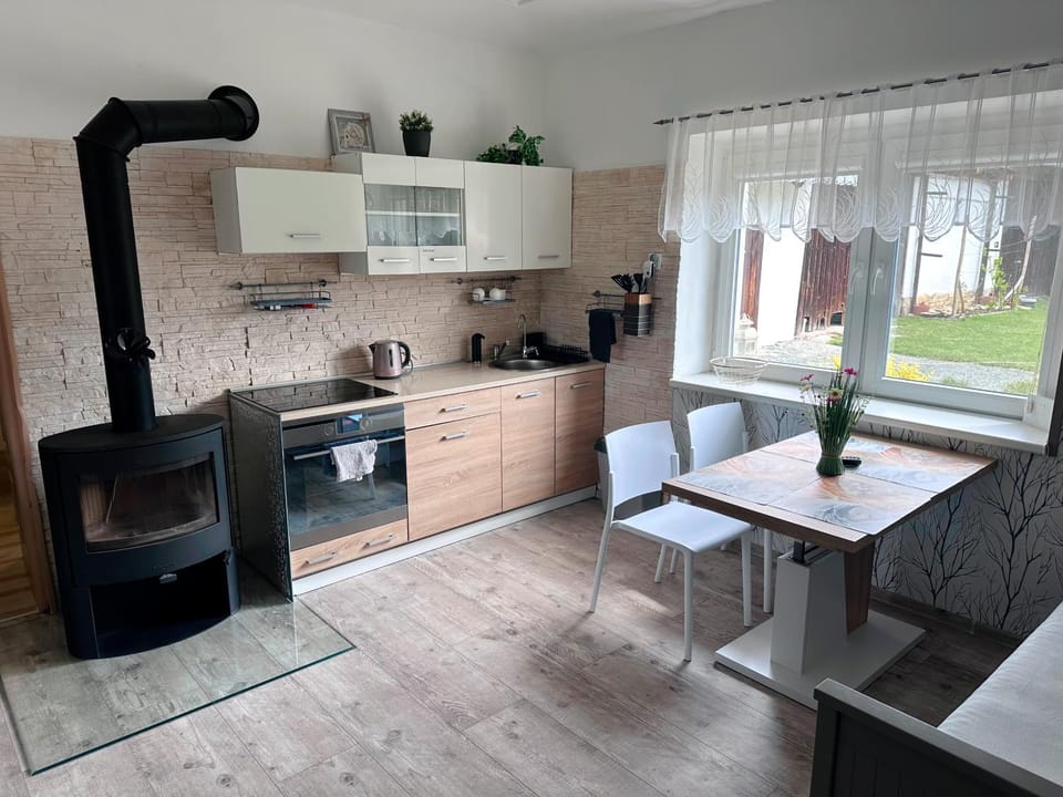 Coffee/tea facilities, Kitchen or kitchenette, Living room, Seating area, Dining area, stove