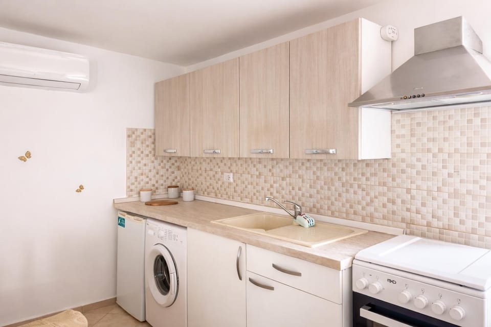 Kitchen or kitchenette, oven, stove, washing machine