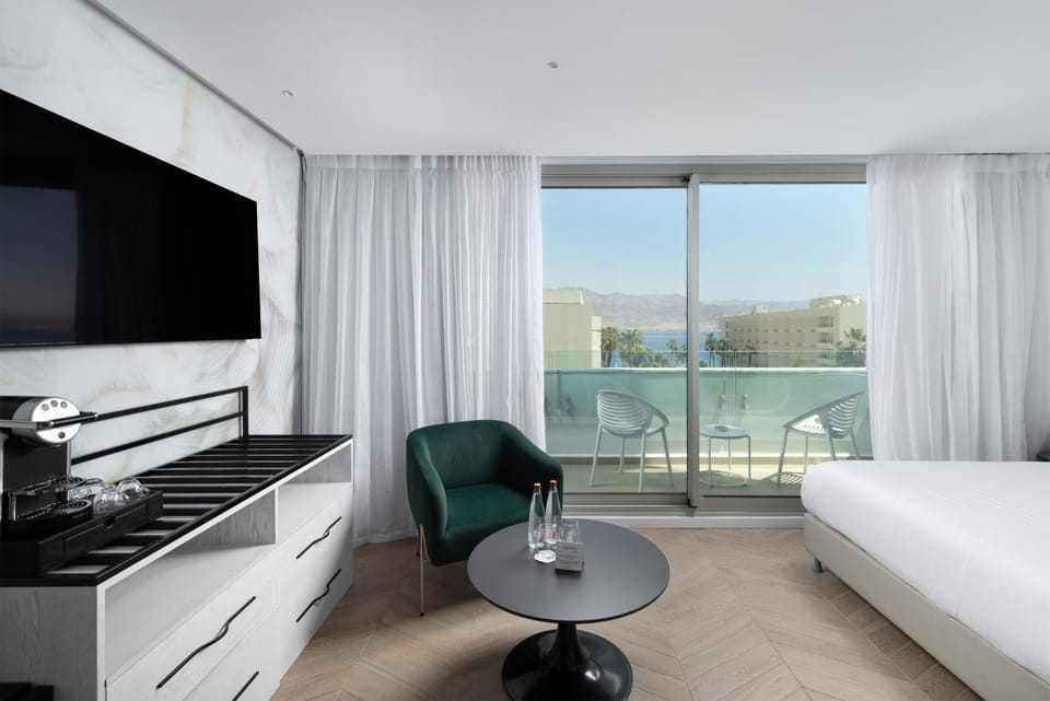 Bed, Natural landscape, TV and multimedia, View (from property/room), Balcony/Terrace, Living room, Photo of the whole room, Seating area, Bedroom