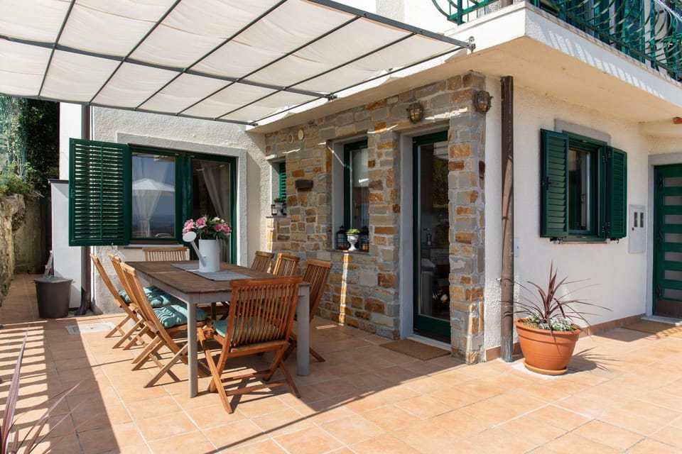 Patio, Facade/entrance, Kitchen or kitchenette, Food and drinks, kitchen