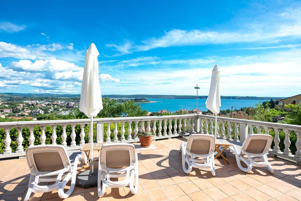 View (from property/room), Lake view, sunbed