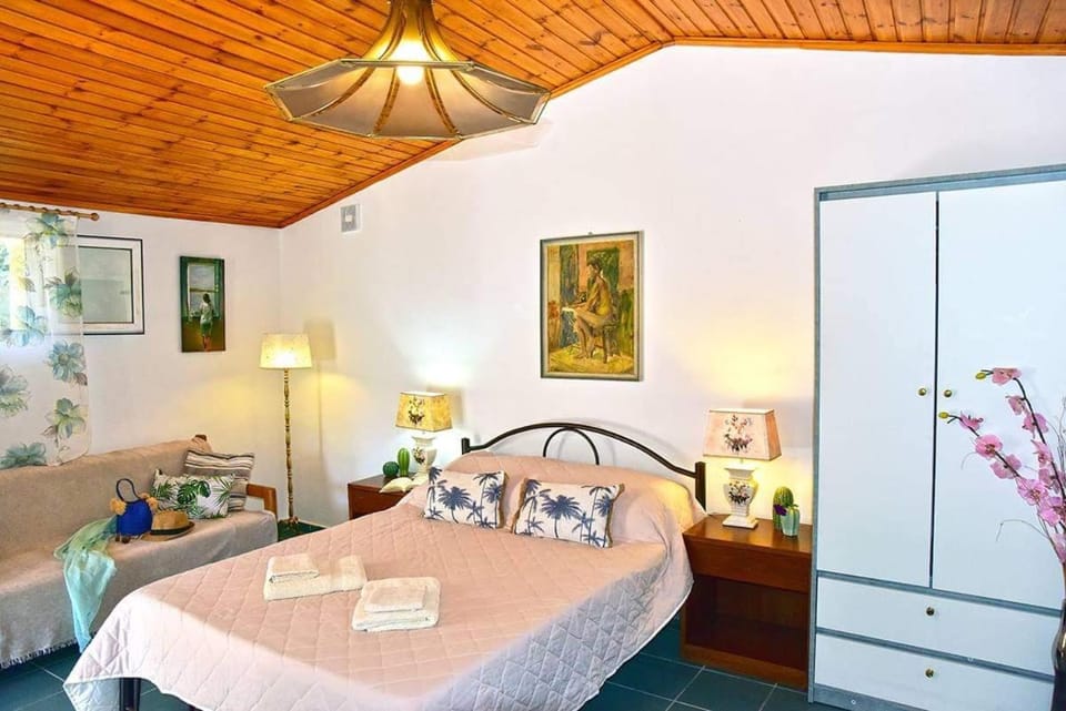 Bed, Bedroom, towels, wardrobe
