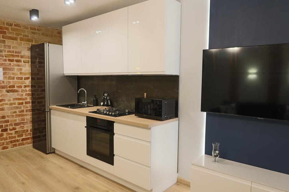 Kitchen or kitchenette, dishwasher, oven