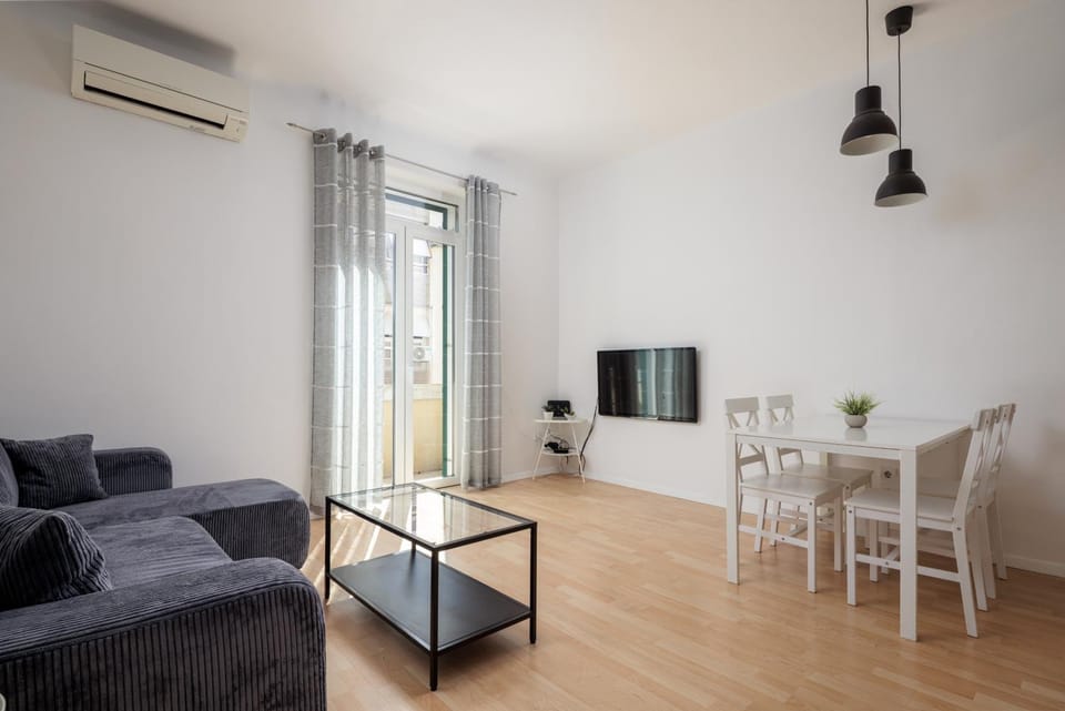 TV and multimedia, Seating area, Dining area, air conditioner