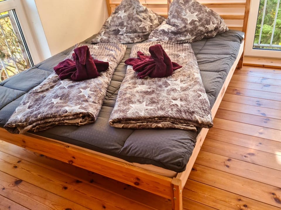 Bed, Photo of the whole room, Bedroom, towels