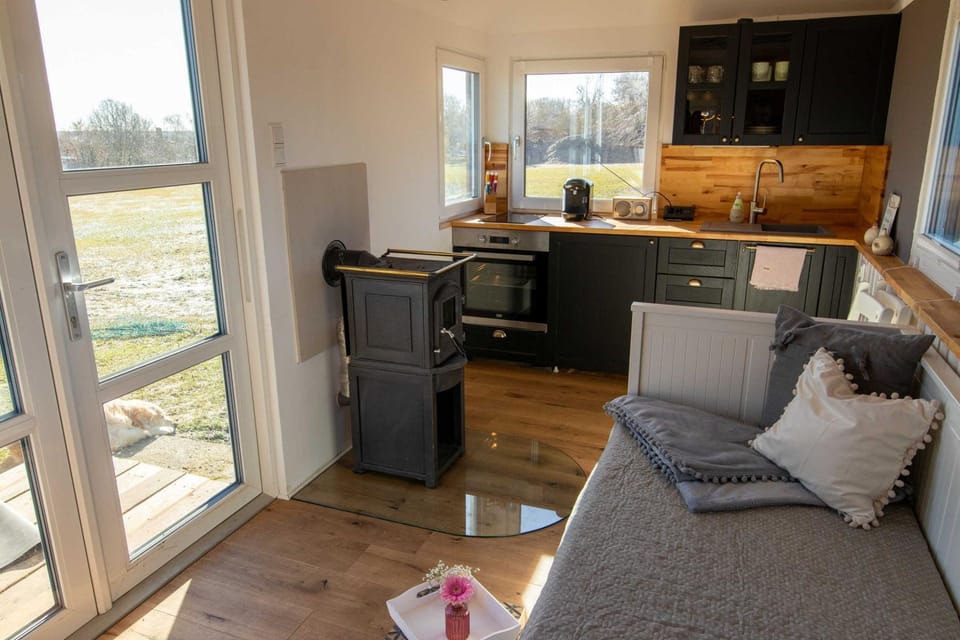 Coffee/tea facilities, Kitchen or kitchenette, Living room, Seating area, flat iron