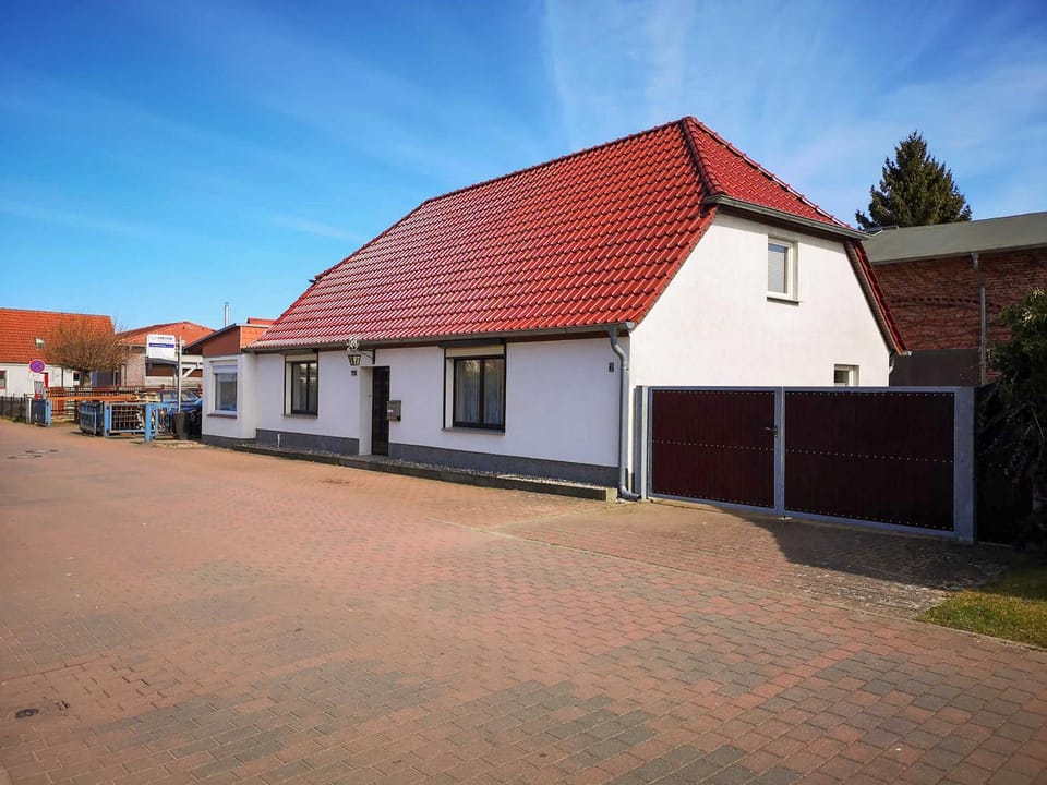Property building, Facade/entrance, Parking
