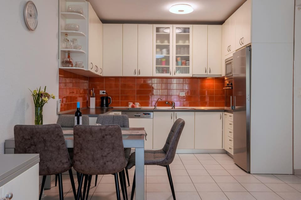 Kitchen or kitchenette, Communal kitchen