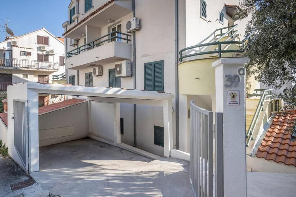 Facade/entrance, Neighbourhood