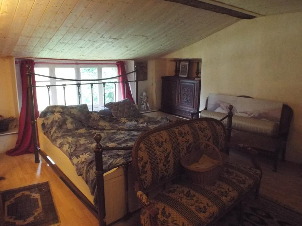 la forge du Prosper et de sa Prosperine, chambre d' étape rustique pour randonneurs et voyageurs Bed and Breakfast in Jura