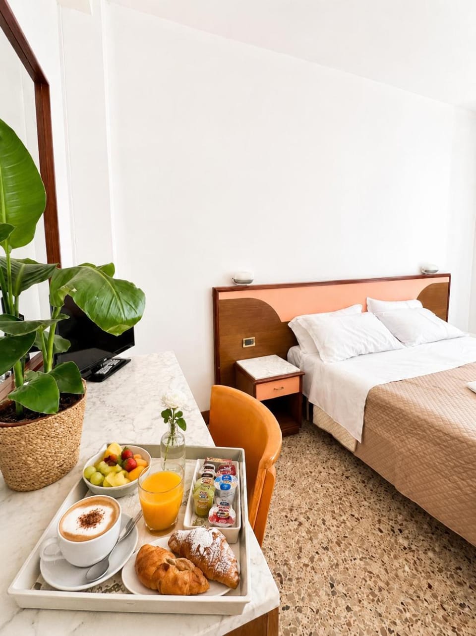 Bedroom, Breakfast