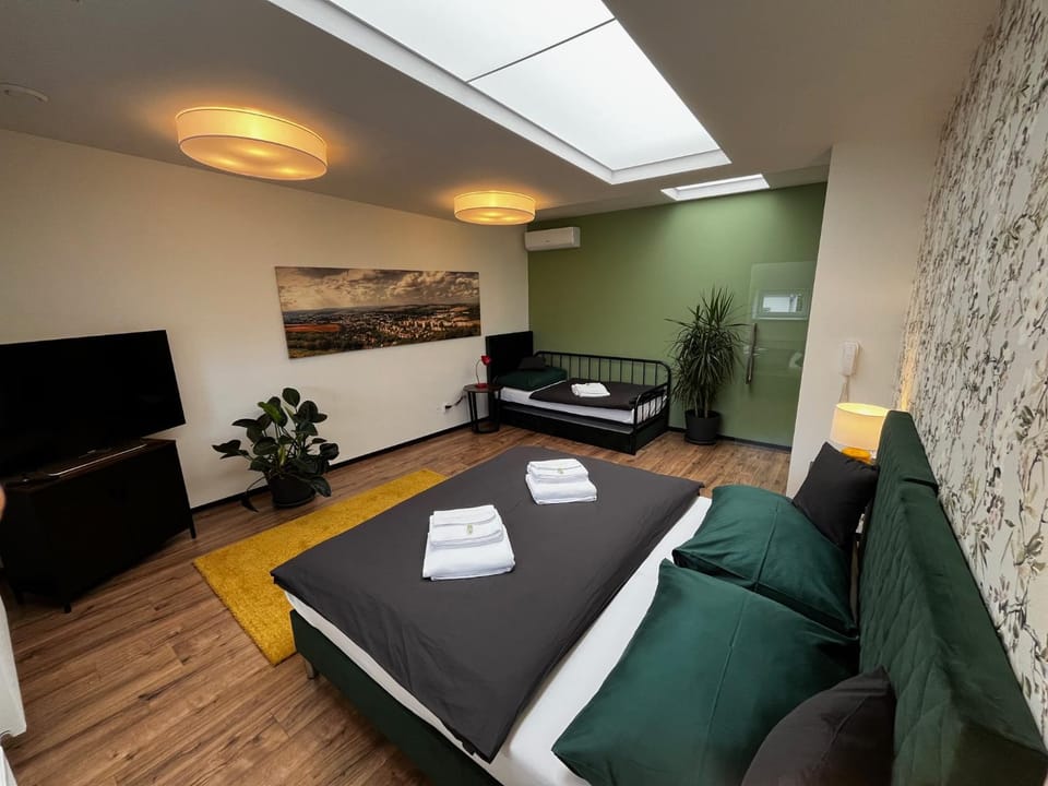 Bed, TV and multimedia, Living room, Photo of the whole room, Seating area, Bedroom, towels