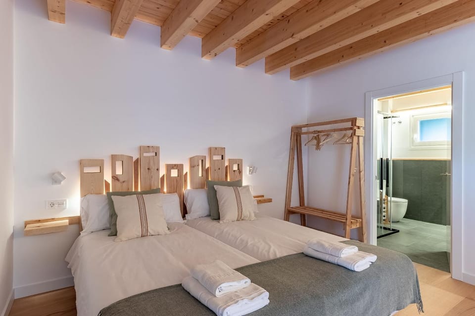 Bed, Bathroom
