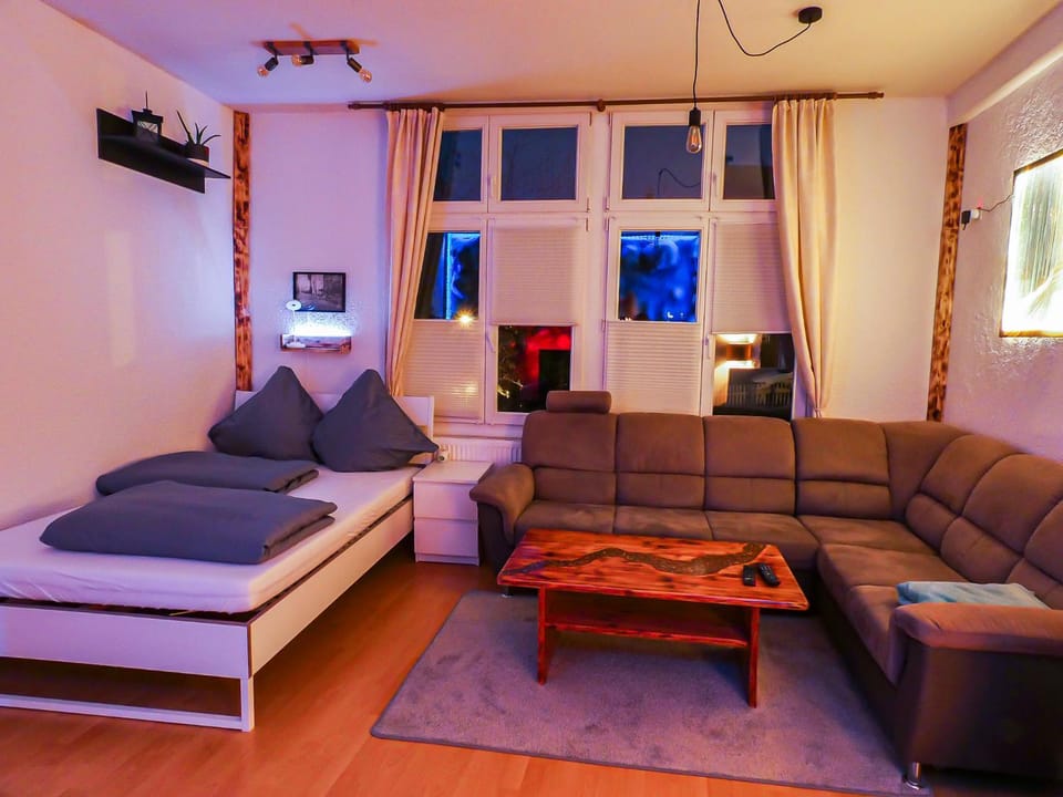 Communal lounge/ TV room, TV and multimedia, Living room, Bedroom