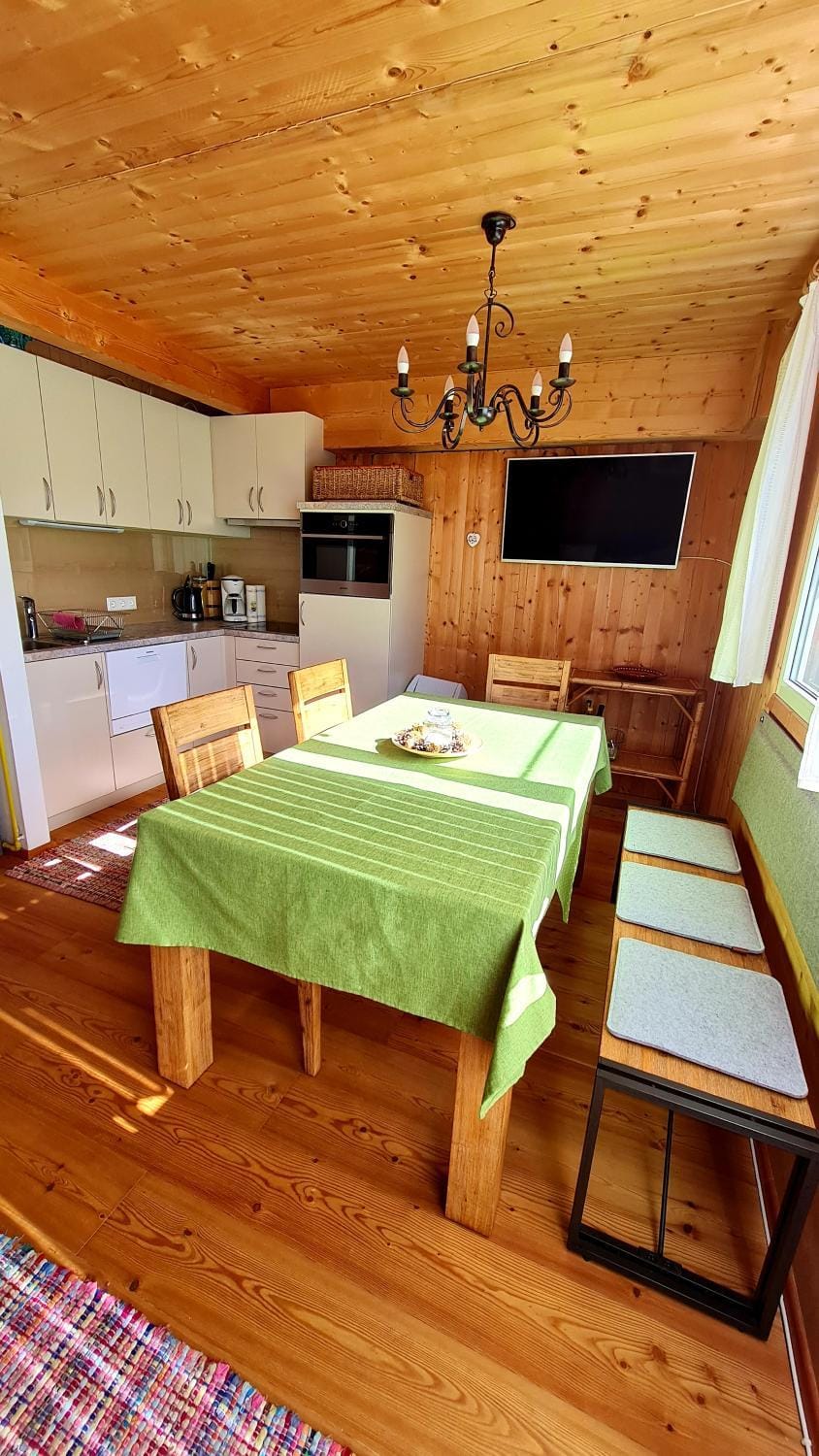 Kitchen or kitchenette, Dining area