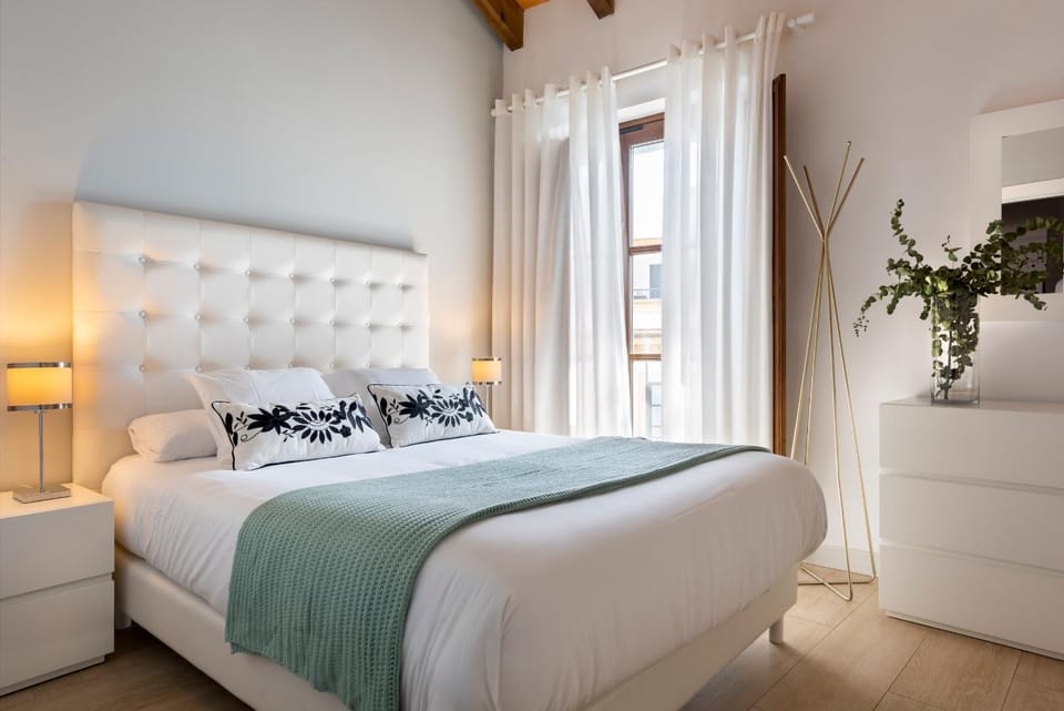 Bed, Photo of the whole room, Bedroom