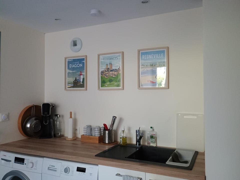 Kitchen or kitchenette, washing machine, dryer