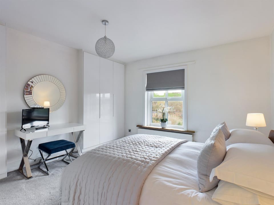 Bed, TV and multimedia, View (from property/room), Photo of the whole room, Bedroom, heating