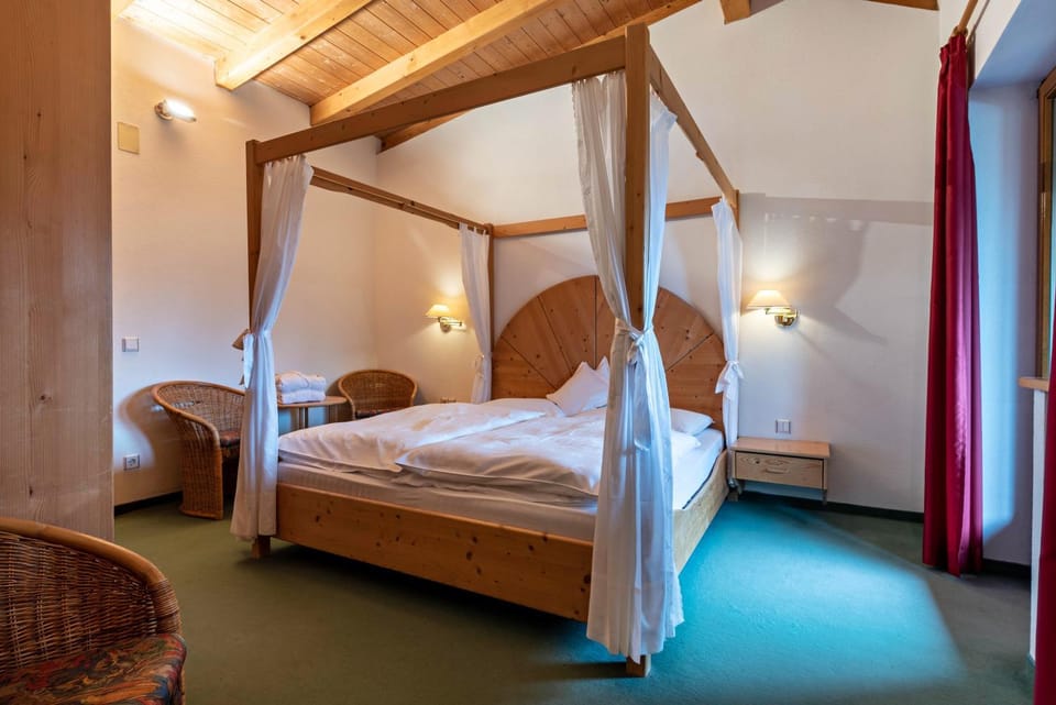 Property building, Living room, Bedroom