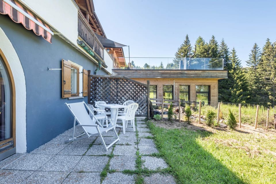 Property building, Balcony/Terrace, Living room