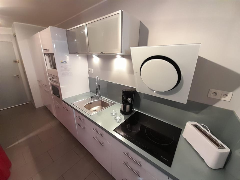 Coffee/tea facilities, Kitchen or kitchenette, oven, stove, toaster