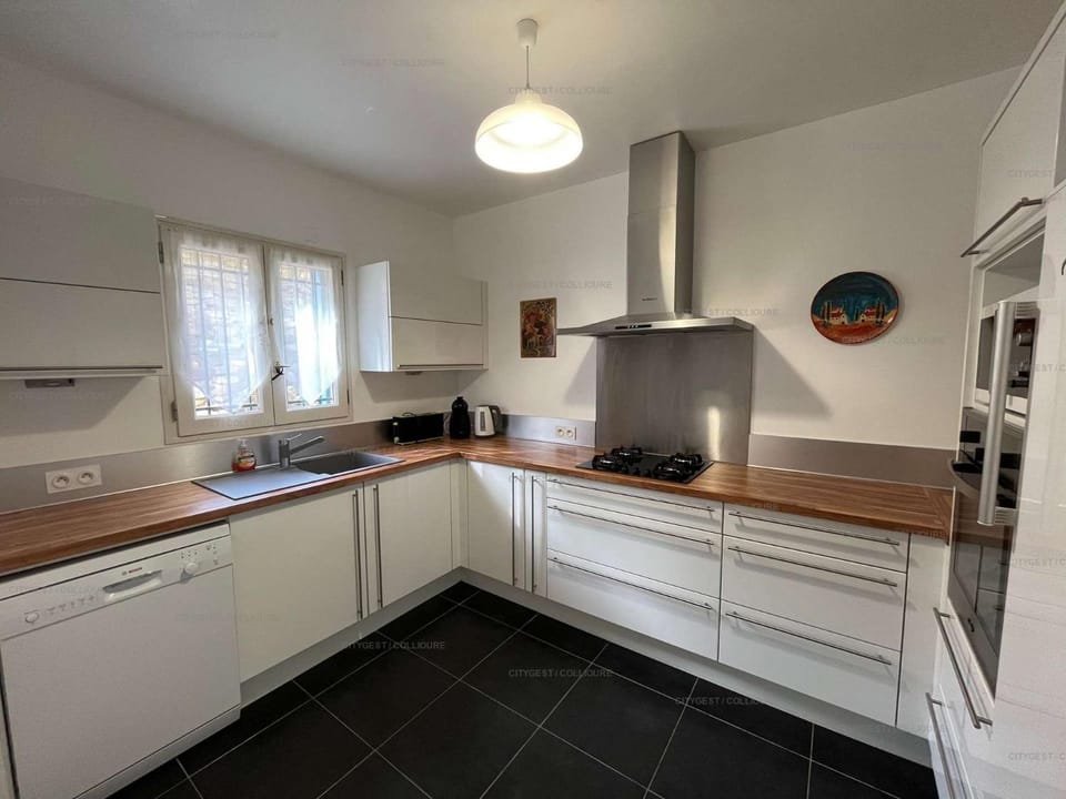 Coffee/tea facilities, Kitchen or kitchenette, dishwasher, microwave, oven, stove