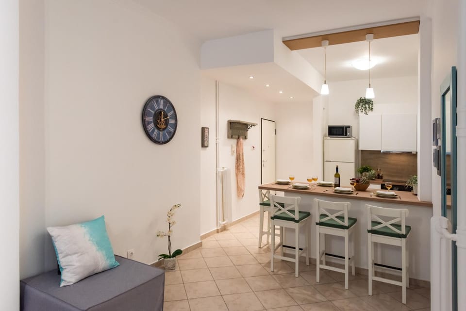 Kitchen or kitchenette, Seating area, Dining area