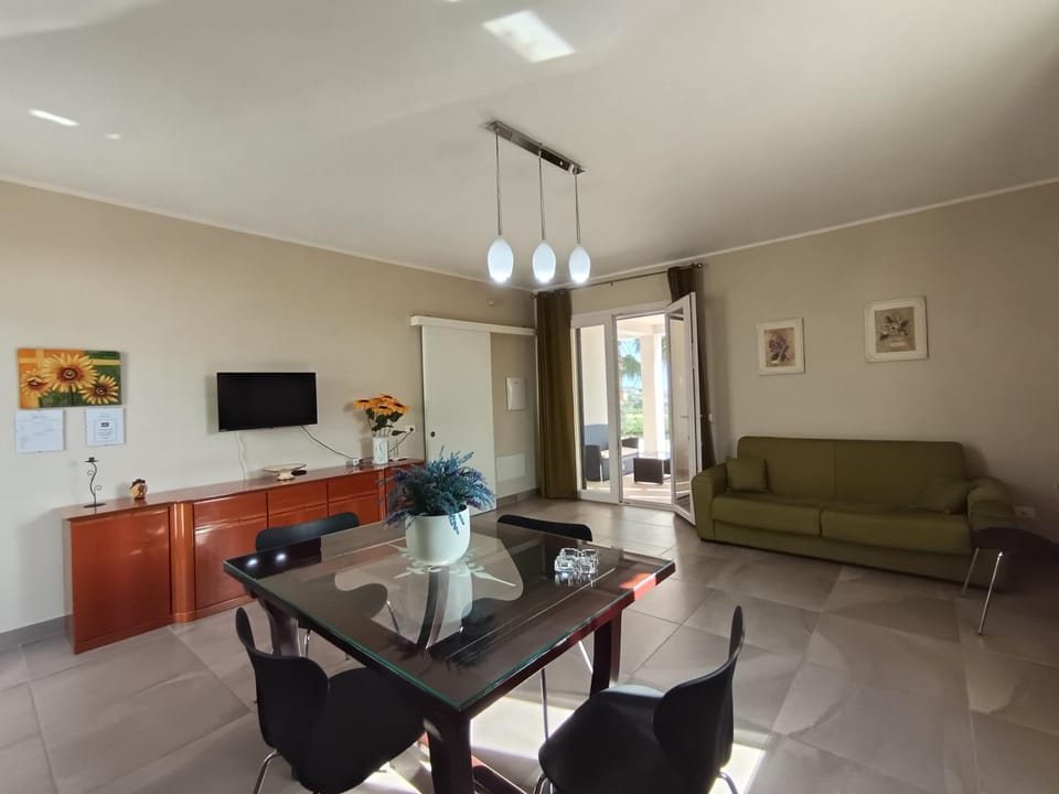 TV and multimedia, Kitchen or kitchenette, Living room, Seating area, Dining area