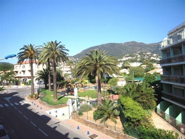 Appartement 2 pièces climatisé, 300m plages, piscine Apartment in Cavalaire-sur-Mer
