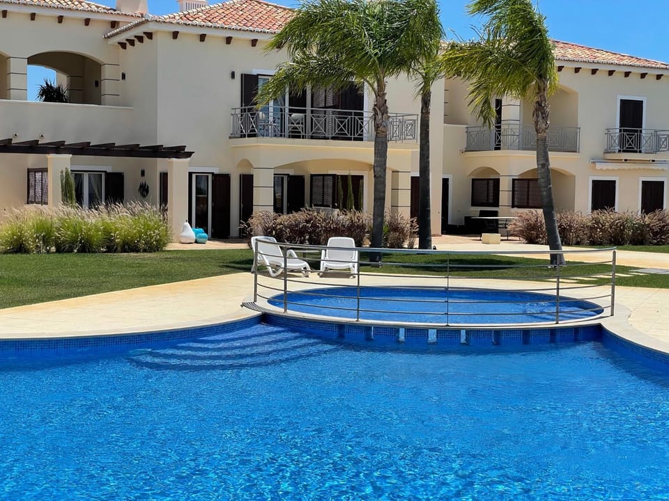 Property building, Summer, Swimming pool, sunbed, sunbed