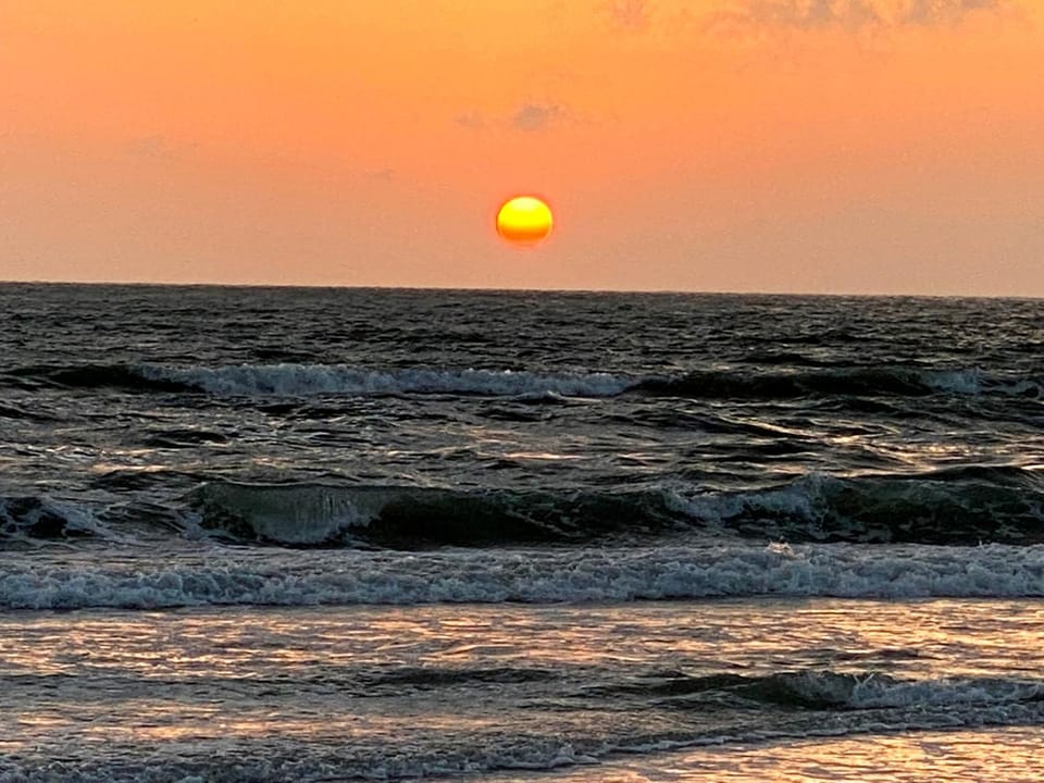 AMAZING LOCATION ! direct across ST, from beach Apartment in Saint Pete Beach