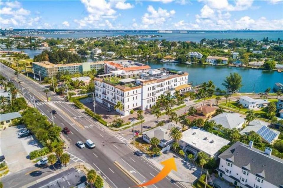 AMAZING LOCATION ! direct across ST, from beach Apartment in Saint Pete Beach