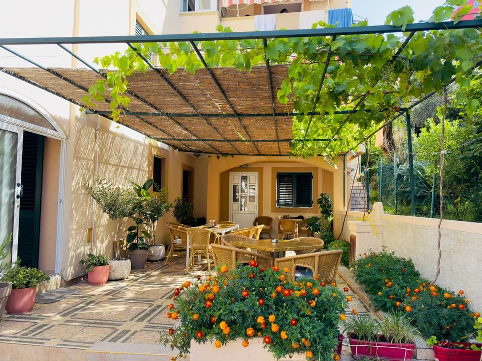 Spring, Day, Balcony/Terrace, Seating area