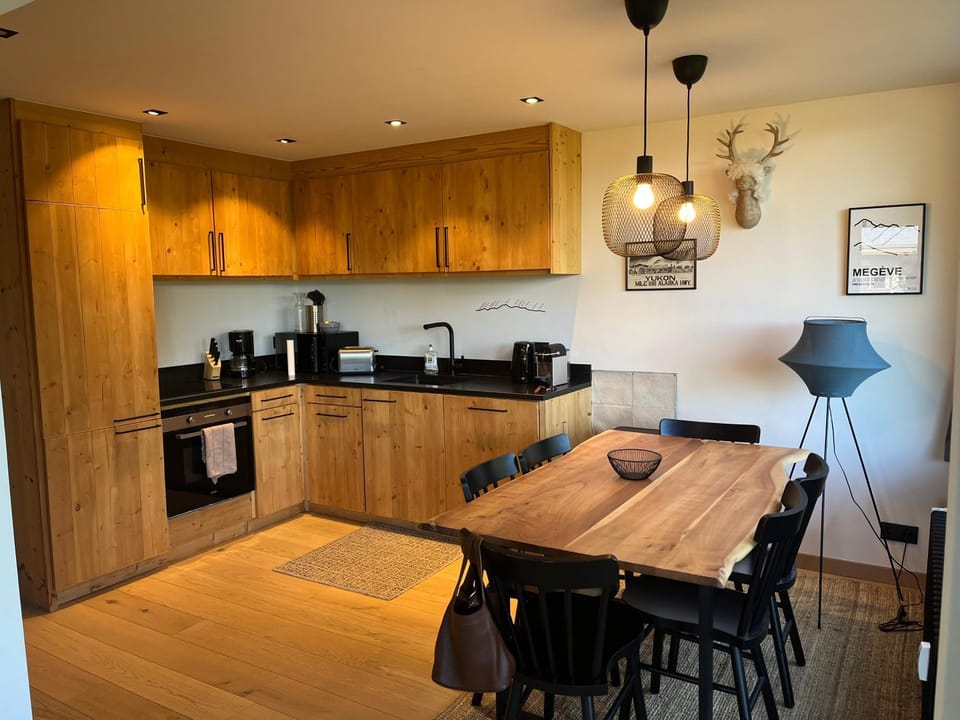 Kitchen or kitchenette, Dining area, stove, toaster
