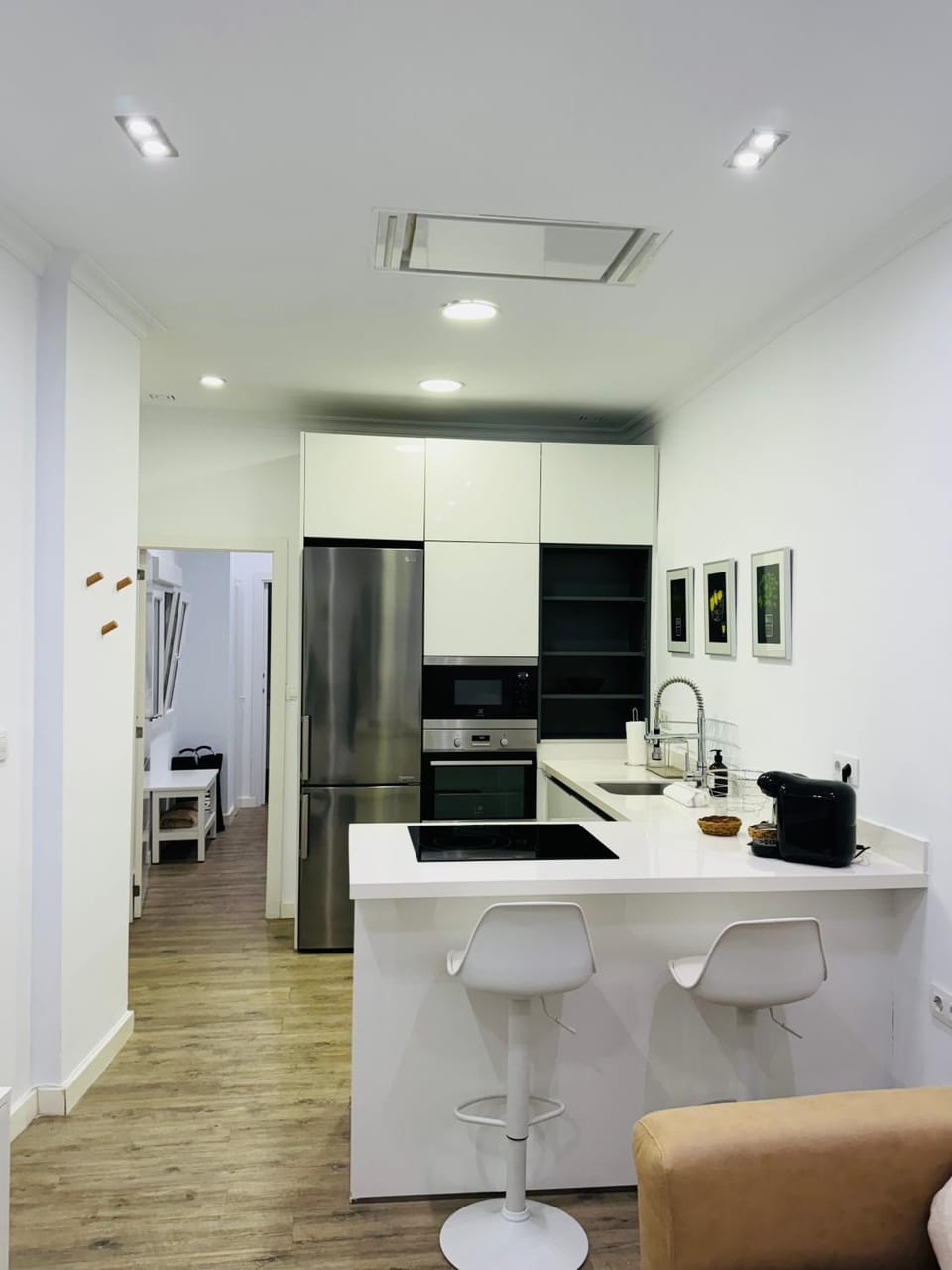 Coffee/tea facilities, Photo of the whole room, Decorative detail, Decorative detail, internet, microwave, oven, kitchen