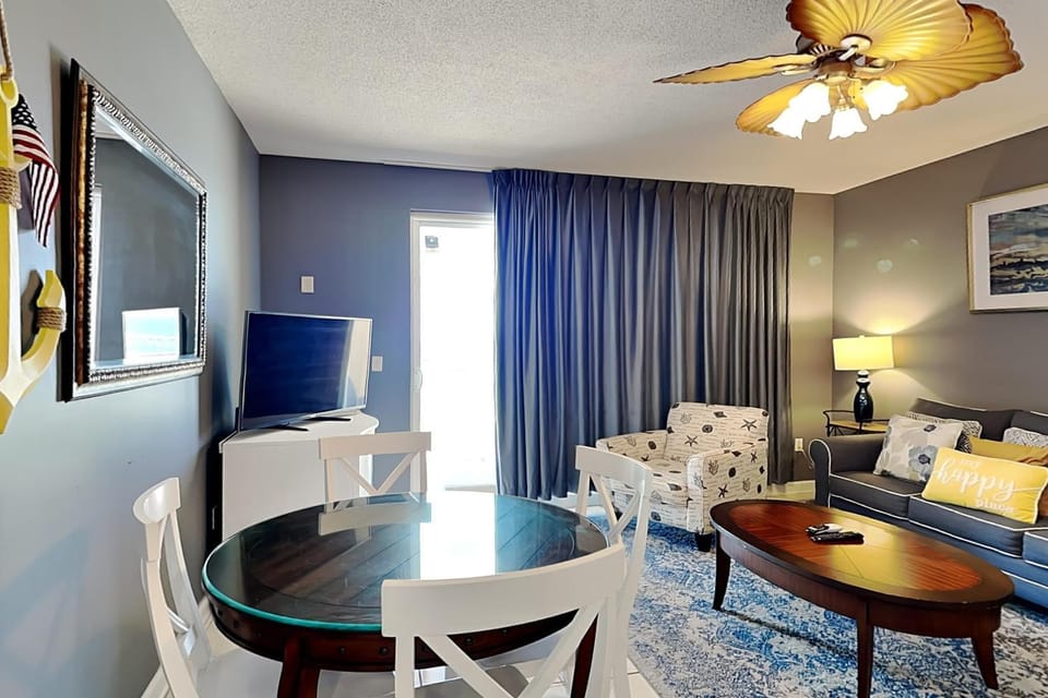 TV and multimedia, Balcony/Terrace, Living room, Seating area, Dining area, furniture