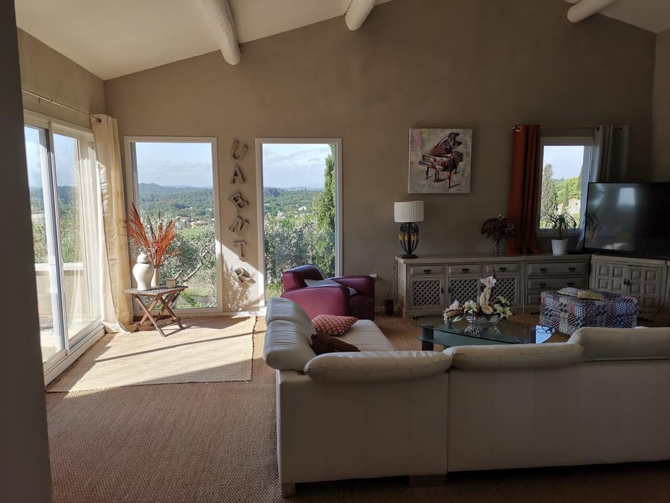 Villa climatisée avec vue panoramique et piscine sans vis à vis. Villa in Occitanie
