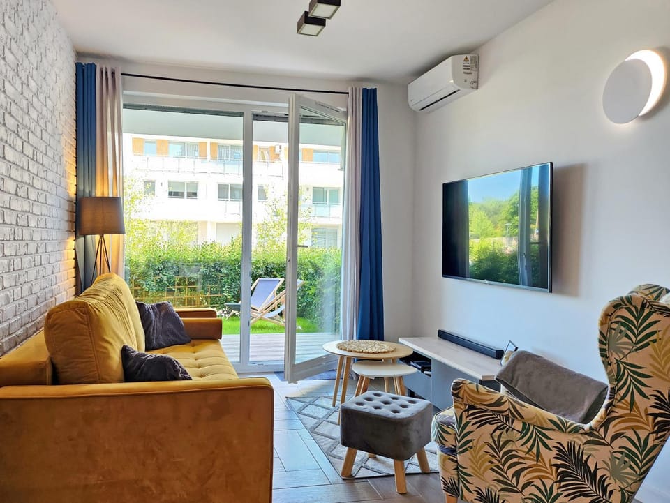 TV and multimedia, Living room, Seating area, air conditioner