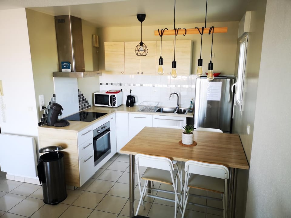 Kitchen or kitchenette, Dining area