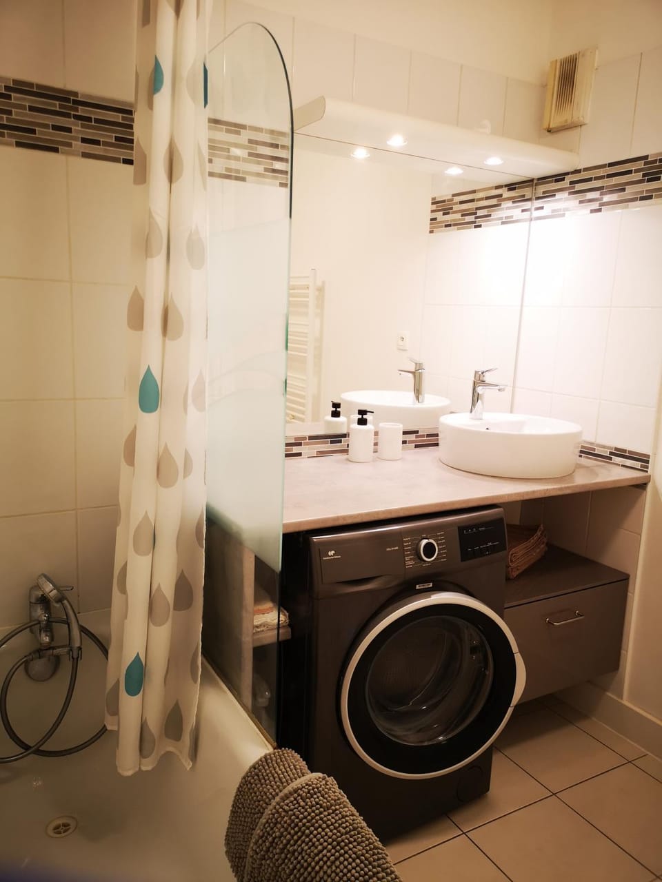 Bathroom, Bath, towels, washing machine