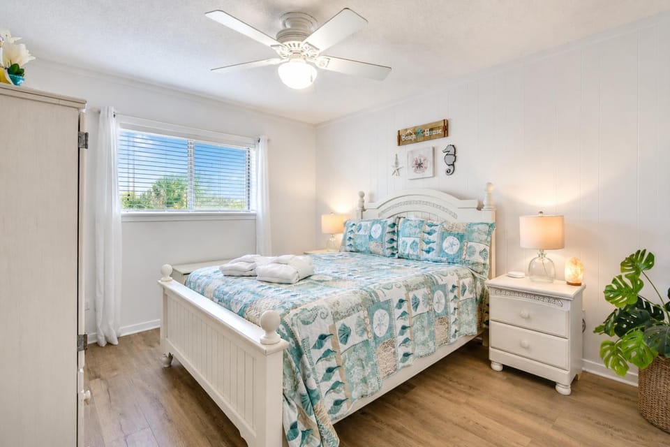 Bed, Photo of the whole room, Decorative detail, Bedroom