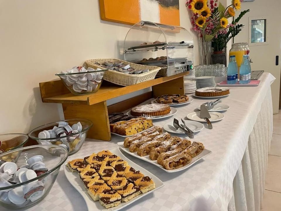 Restaurant/places to eat, Buffet breakfast