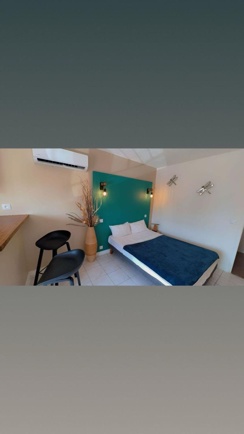 Bed, Lounge or bar, Photo of the whole room, Bedroom