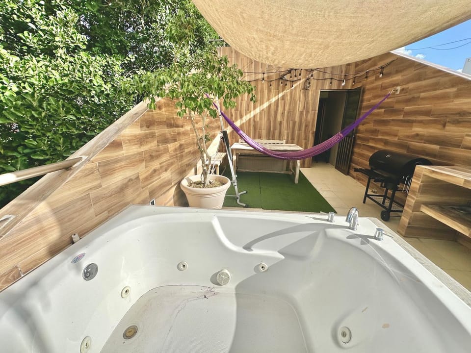Penthouse Terraza & Jacuzzi Panorámicos, playas-cenotes y la Quinta Avenida todo caminando a 10 minutos! Muy amplio 2 niveles, excelente ubicación centro de Playa del Carmen, cerca de restaurantes, bares, área de coworking incluida para nómadas digitales! Apartment in Playa del Carmen