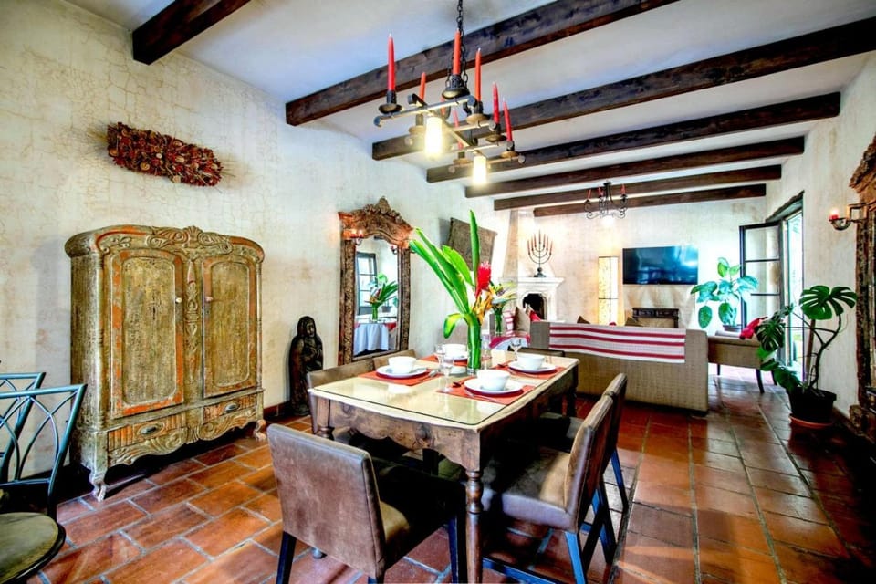 Central Hidden Secret pool good Wifi Free Night House in Antigua Guatemala