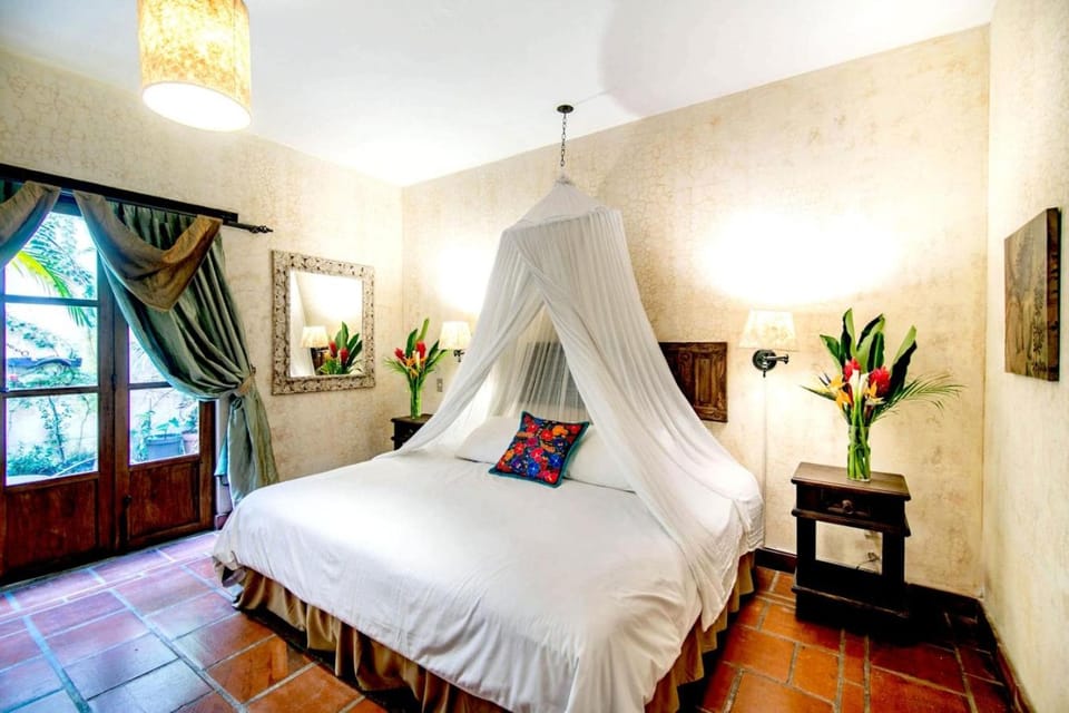 Central Hidden Secret pool good Wifi Free Night House in Antigua Guatemala